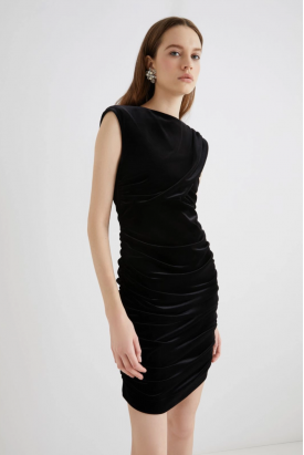 VESTIDO CURTO DE VELUDO PRETO